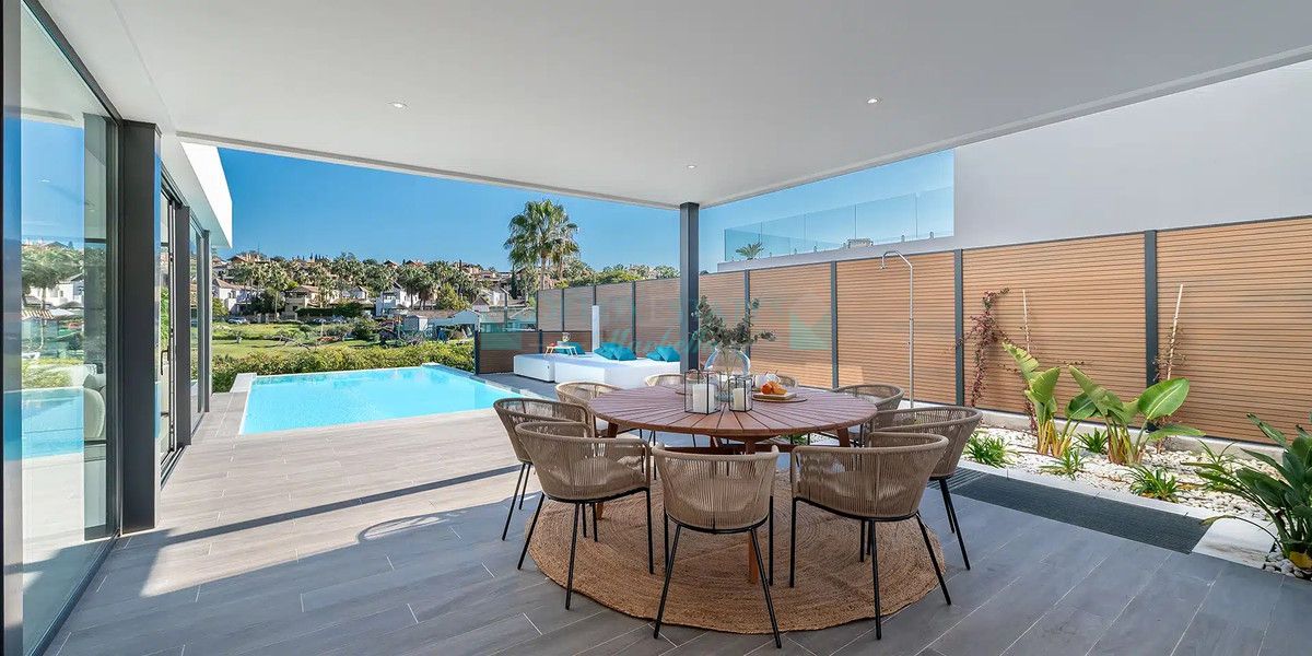 Villa en venta en El Paraiso, Estepona