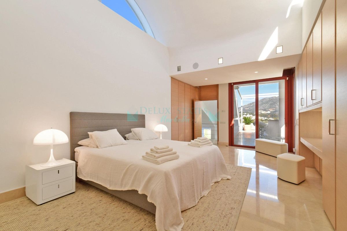 Villa for sale in Nueva Andalucia