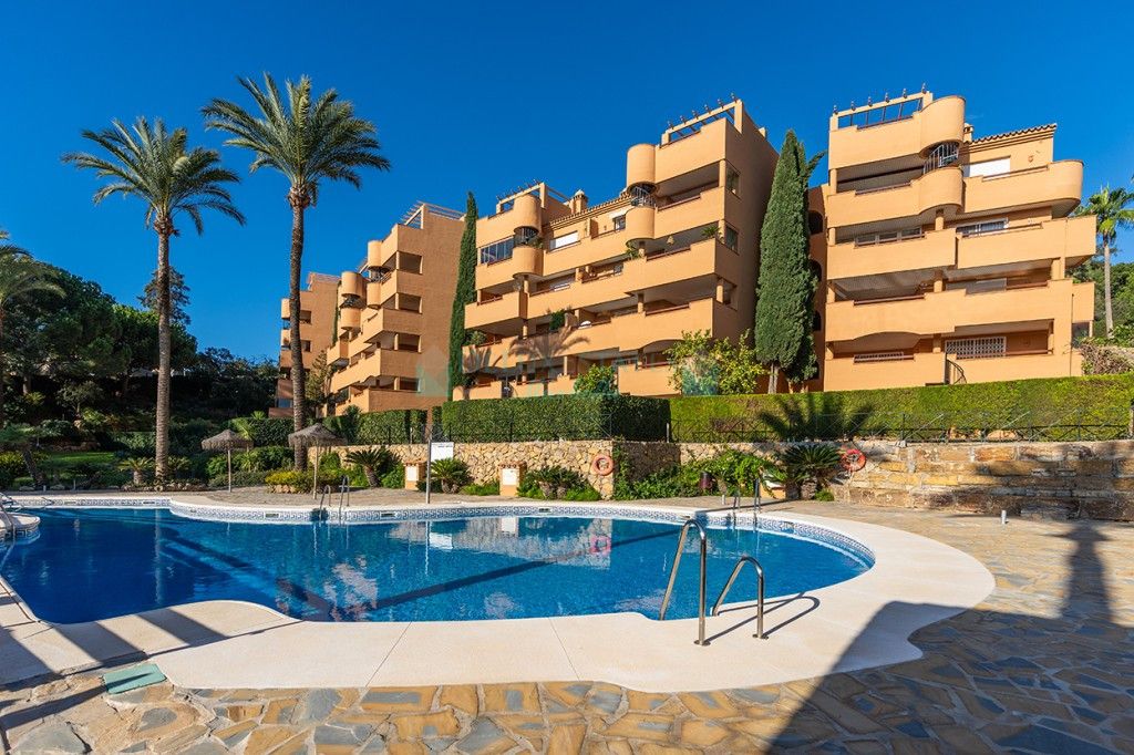 Apartment for sale in La Mairena, Marbella East