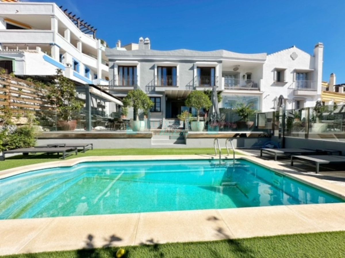 Villa Pareada en venta en La Heredia, Benahavis