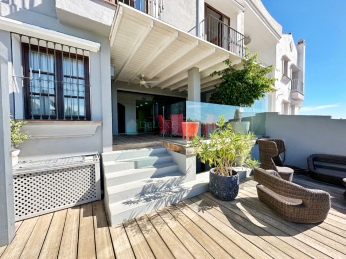 Villa Pareada en venta en La Heredia, Benahavis