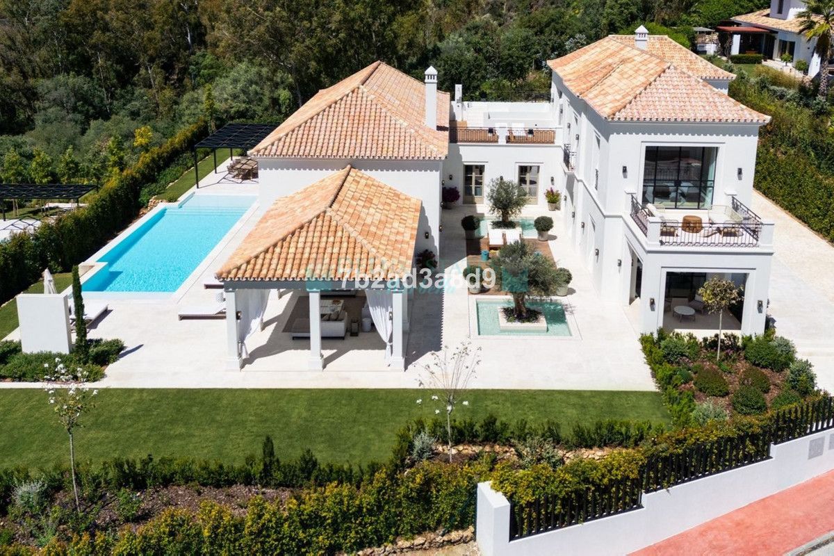 Villa for sale in Nueva Andalucia