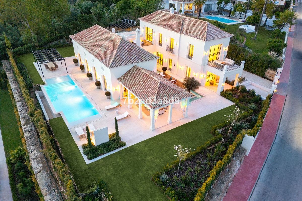 Villa for sale in Nueva Andalucia