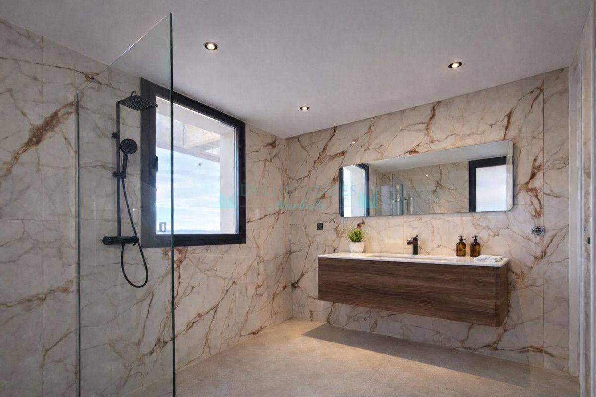 Villa for sale in Nueva Andalucia