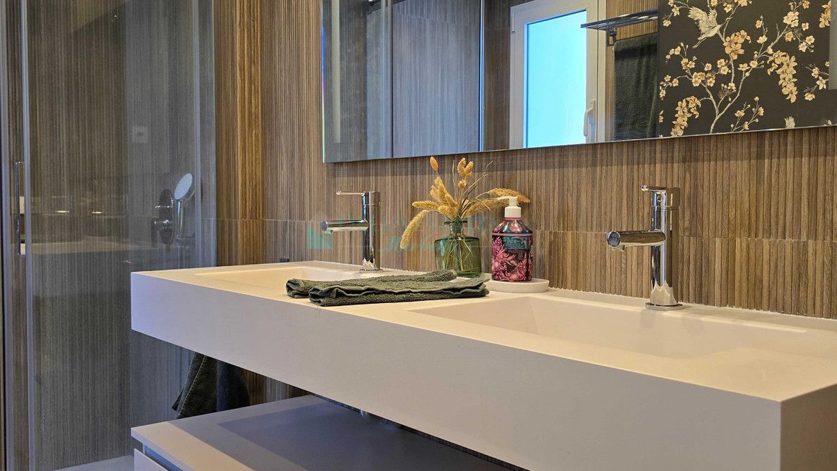 Apartment for rent in Rio Real, Marbella East