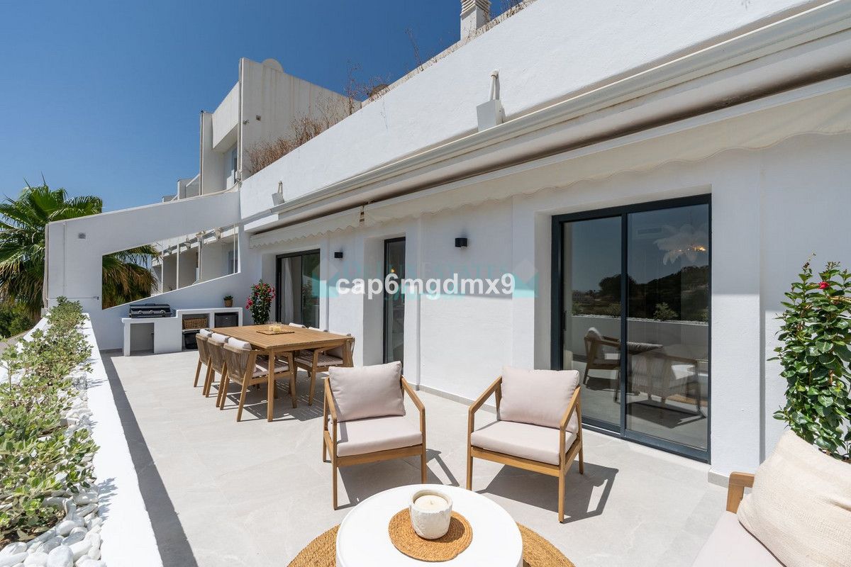 Apartamento Planta Baja en venta en La Quinta, Benahavis