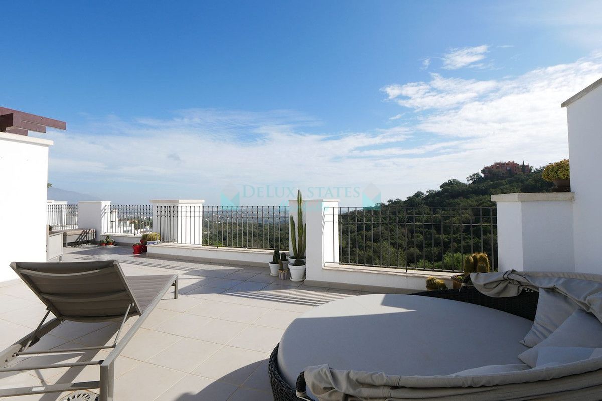 Penthouse for sale in La Mairena, Marbella East