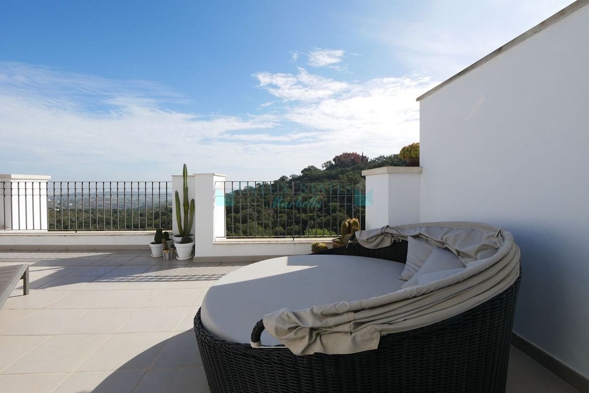 Penthouse for sale in La Mairena, Marbella East