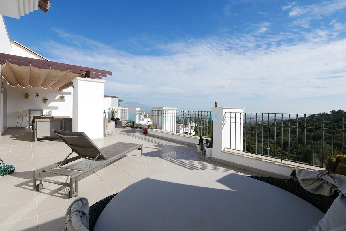 Penthouse for sale in La Mairena, Marbella East