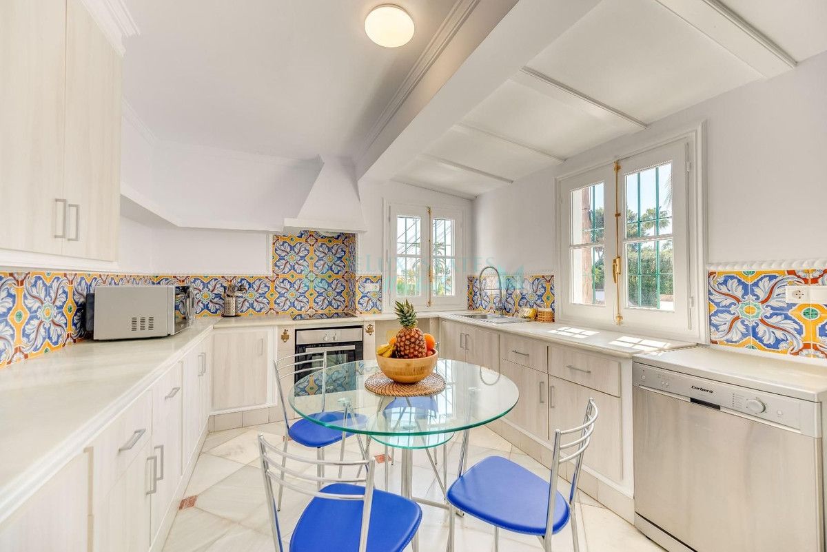 Villa for sale in Nueva Andalucia