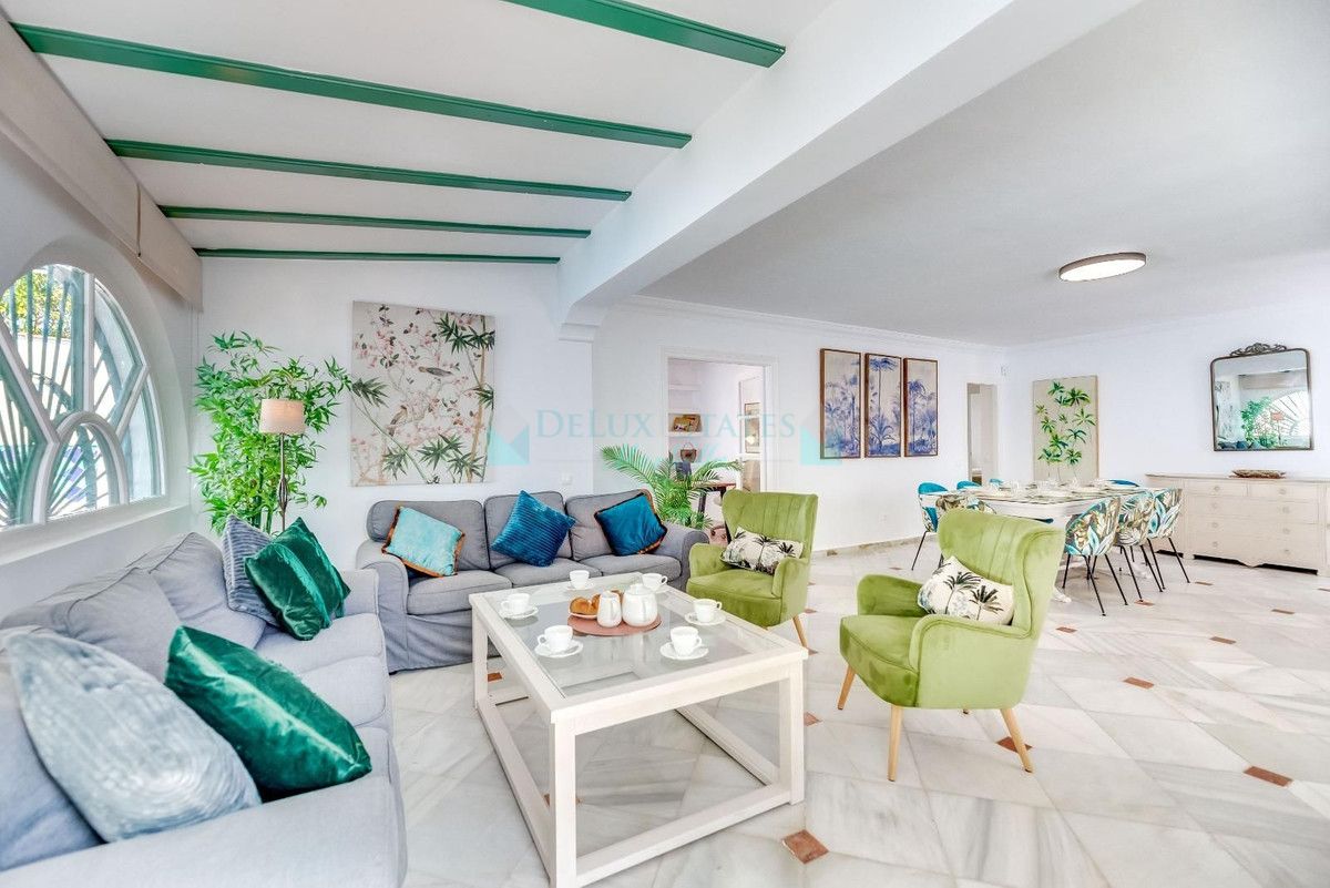 Villa for sale in Nueva Andalucia