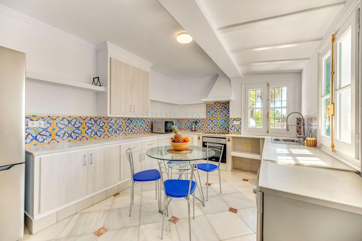 Villa for sale in Nueva Andalucia