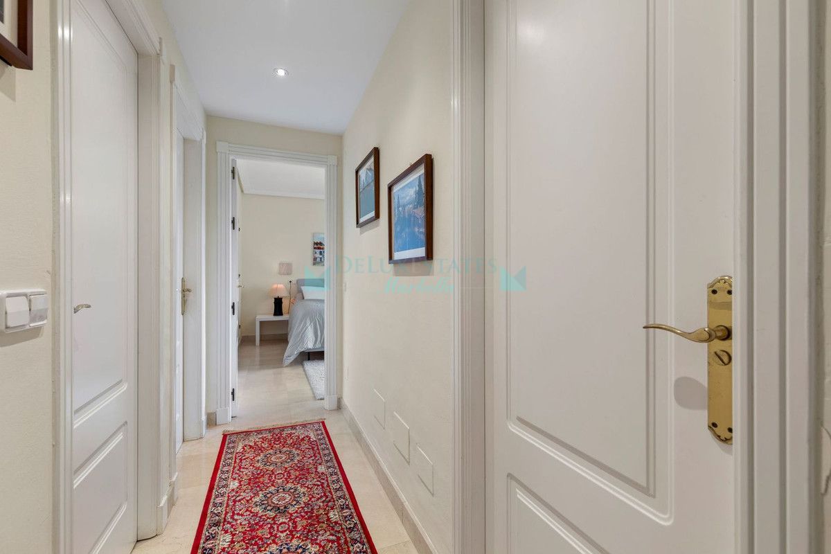 Apartamento en venta en Los Arqueros, Benahavis