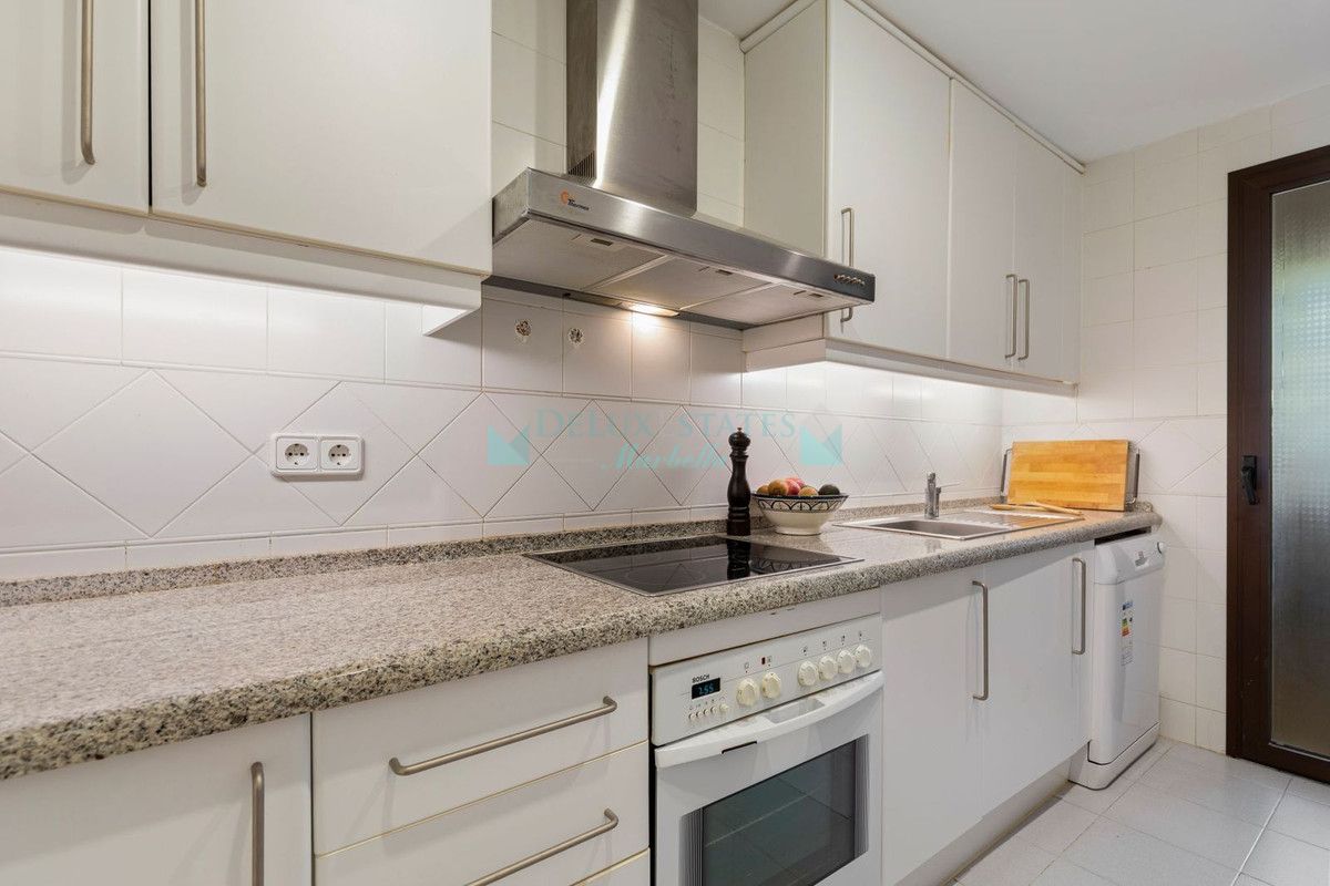 Apartamento en venta en Los Arqueros, Benahavis