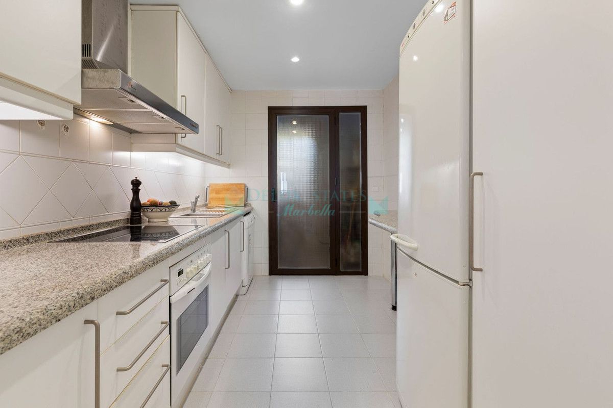 Apartamento en venta en Los Arqueros, Benahavis