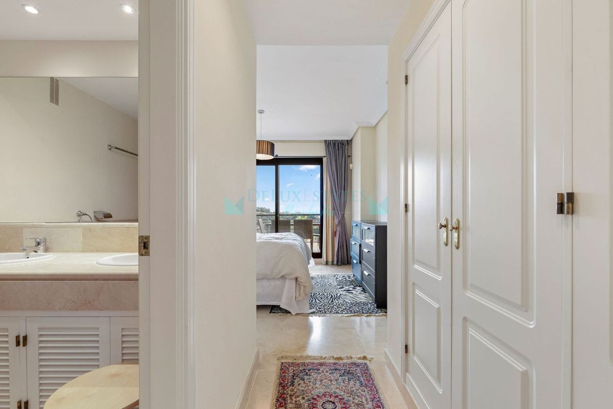 Apartamento en venta en Los Arqueros, Benahavis