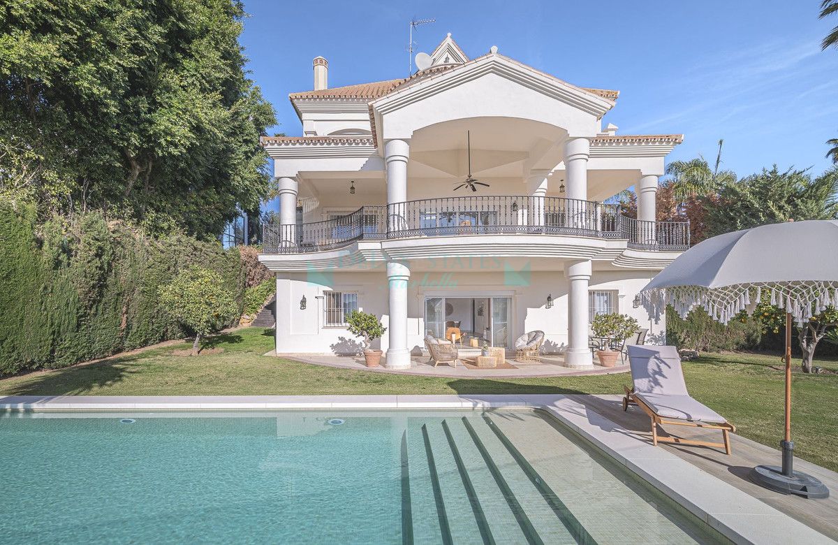 Villa for sale in Nueva Andalucia