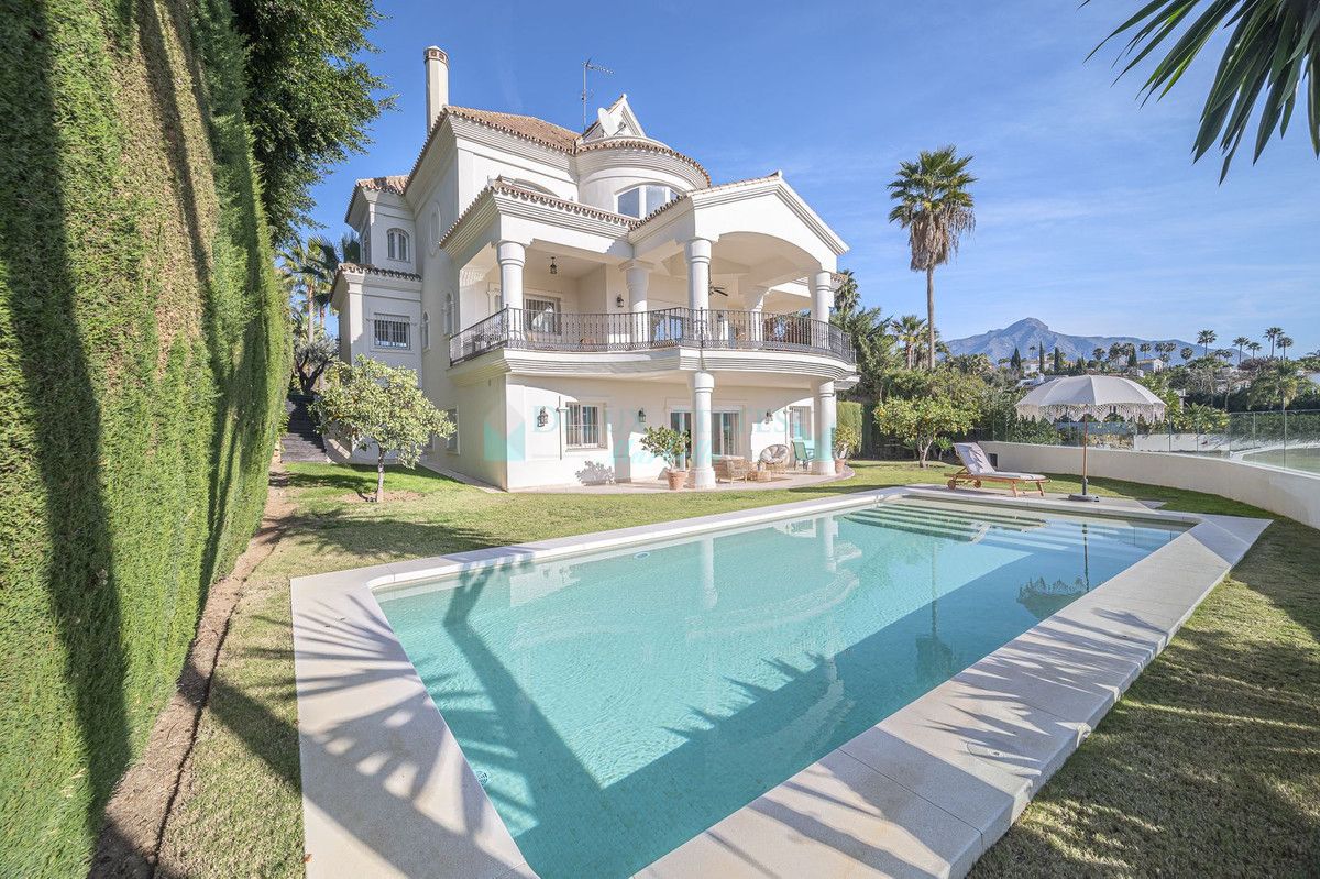 Villa for sale in Nueva Andalucia