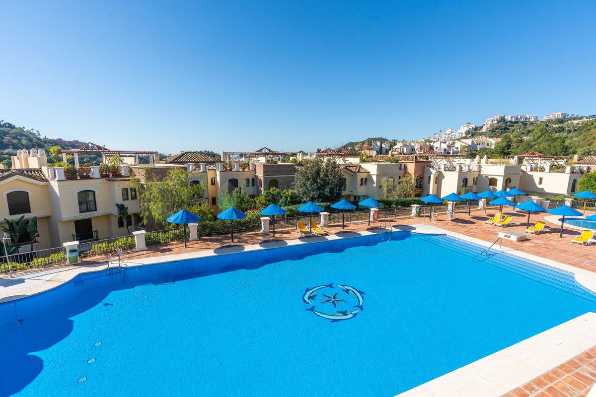 Apartamento Planta Baja en venta en Los Arqueros, Benahavis