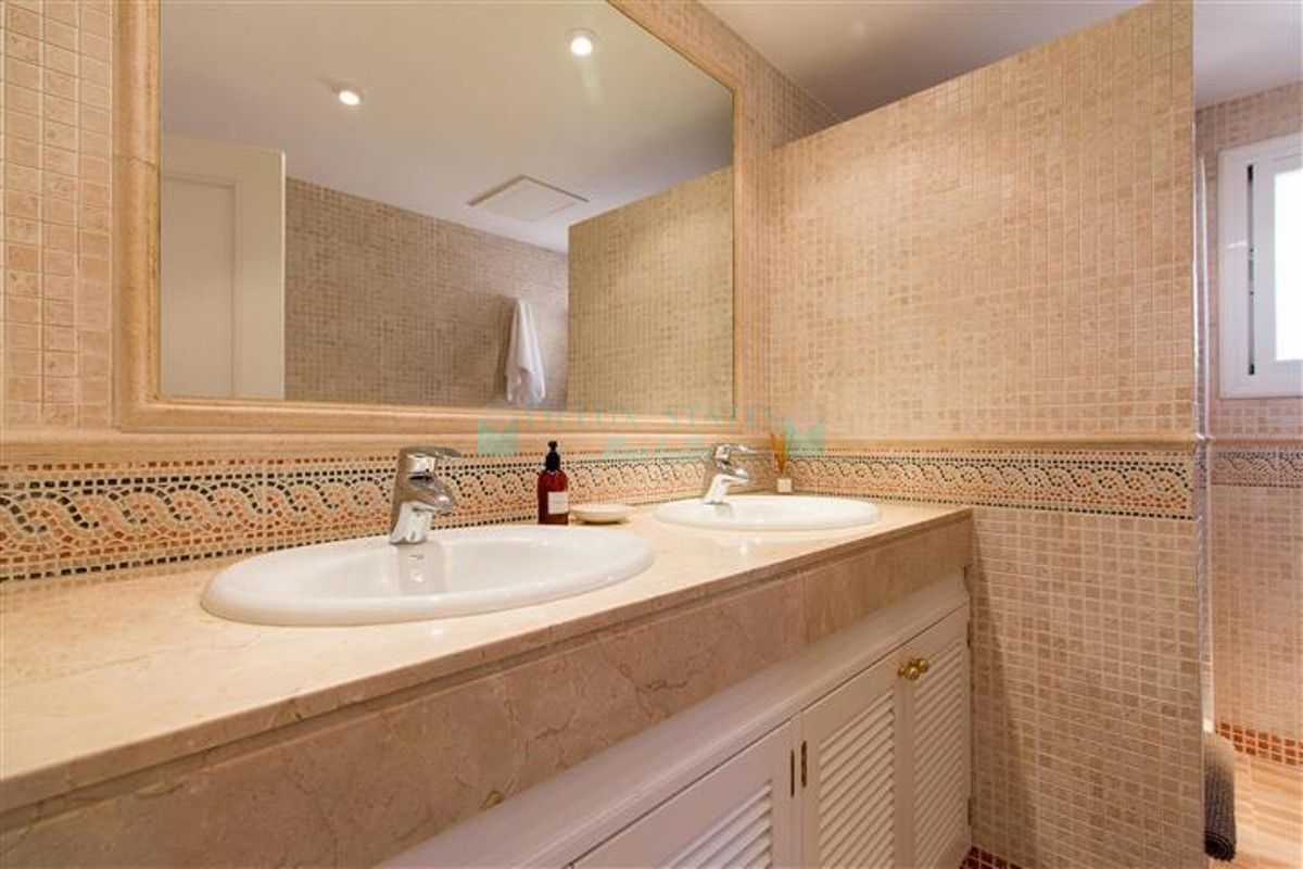 Apartamento en alquiler en Elviria, Marbella Este