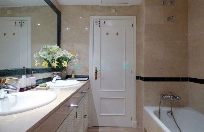 Apartamento en alquiler en Elviria, Marbella Este