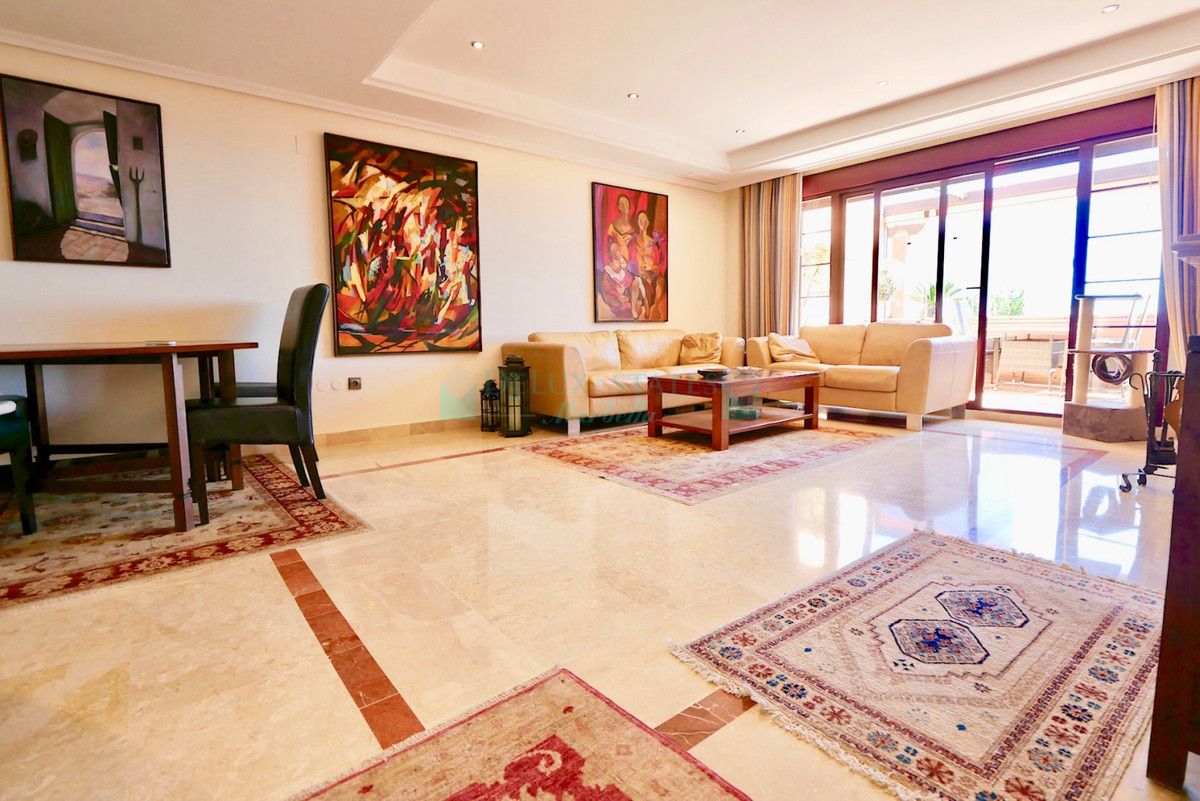 Penthouse for sale in La Mairena, Marbella East