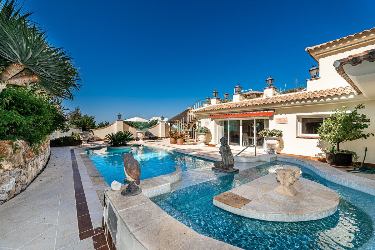 Villa for sale in Nueva Andalucia