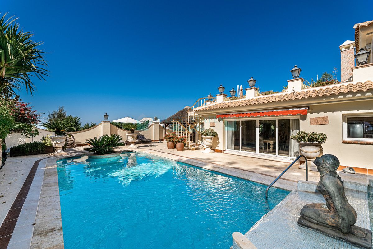 Villa for sale in Nueva Andalucia