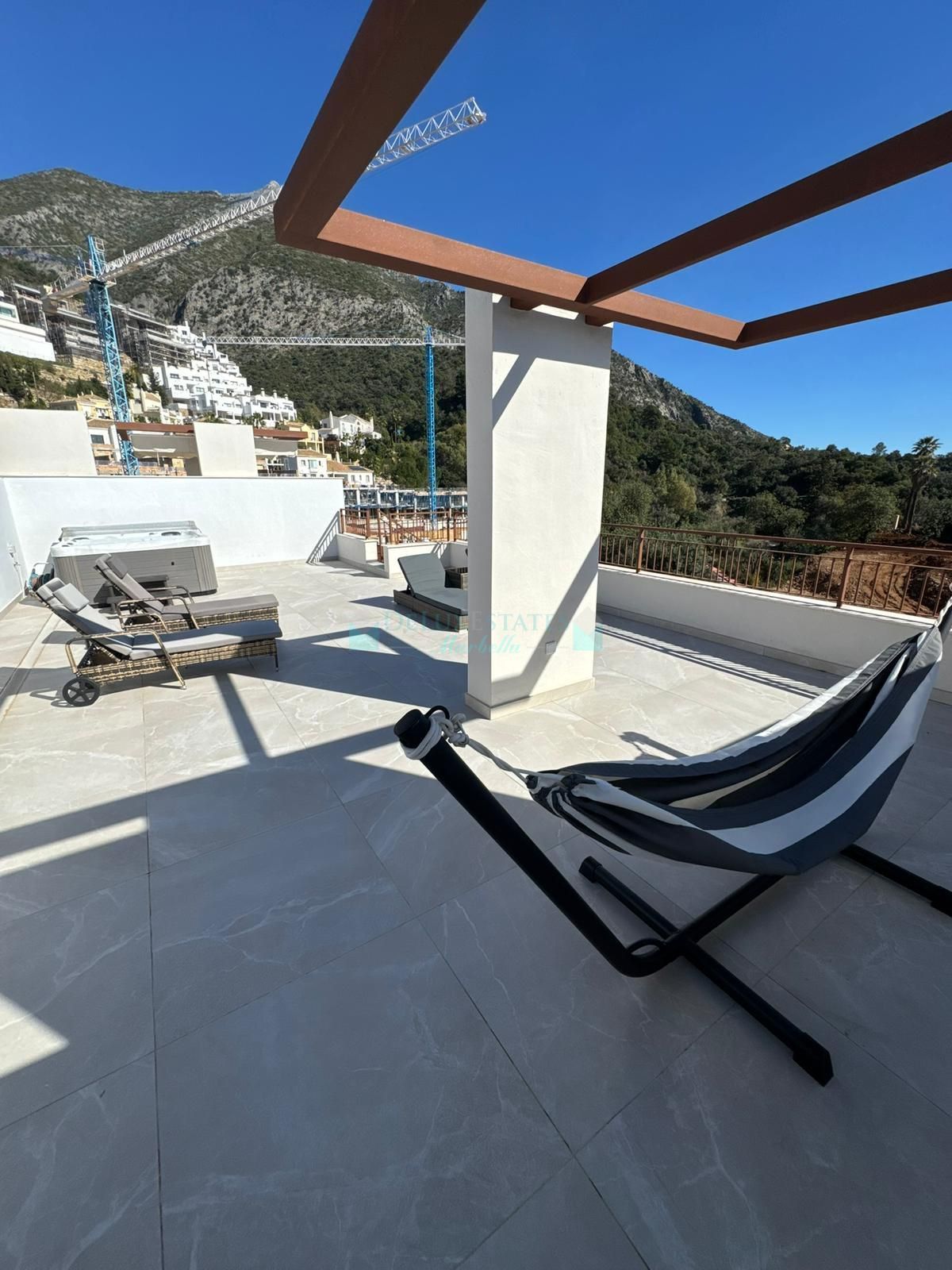 Penthouse for rent in Istan