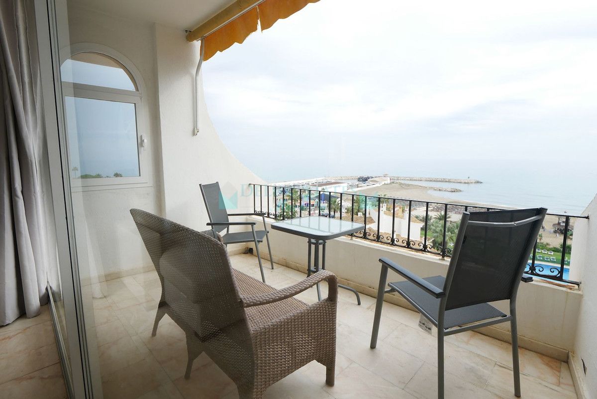 Penthouse for sale in Cabopino, Marbella East