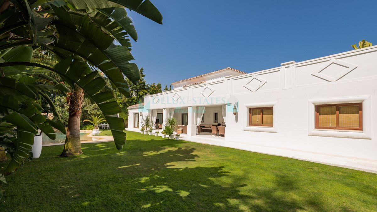 Villa for sale in Atalaya, Estepona