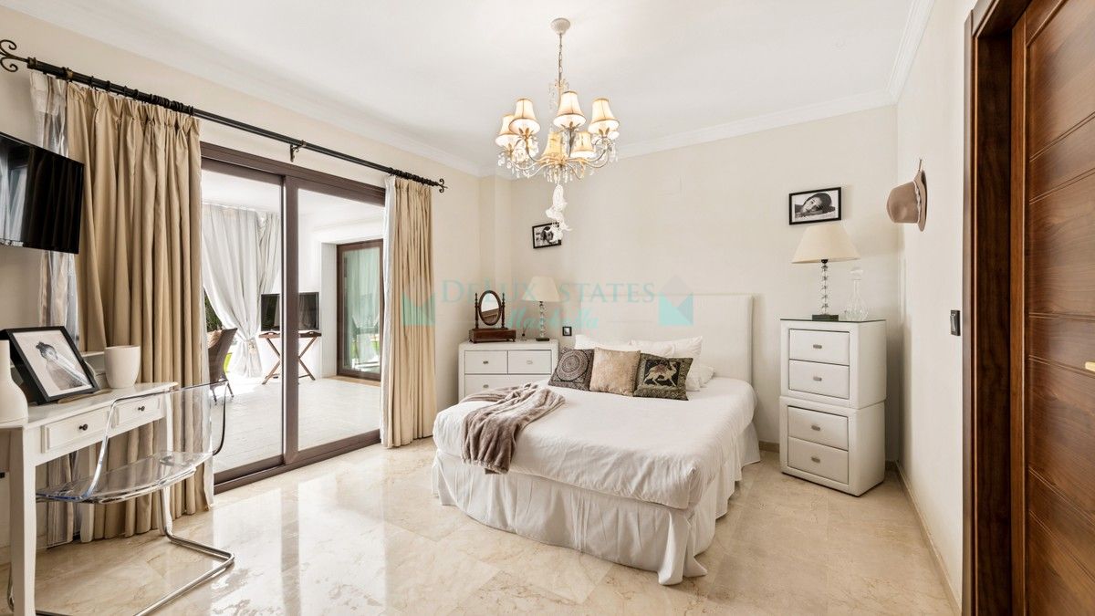 Villa for sale in Atalaya, Estepona