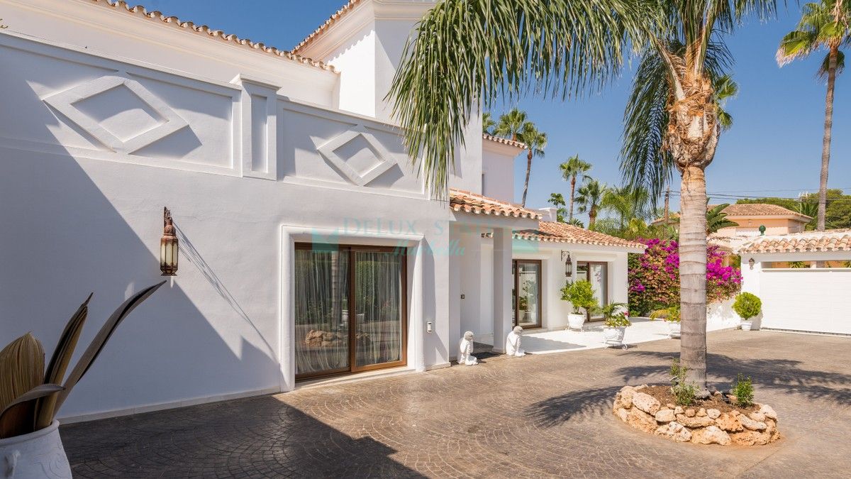 Villa en venta en Atalaya, Estepona