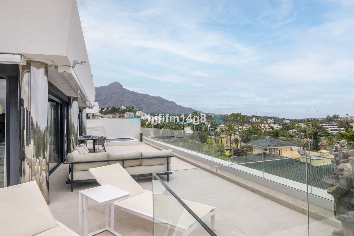 Penthouse for sale in Nueva Andalucia