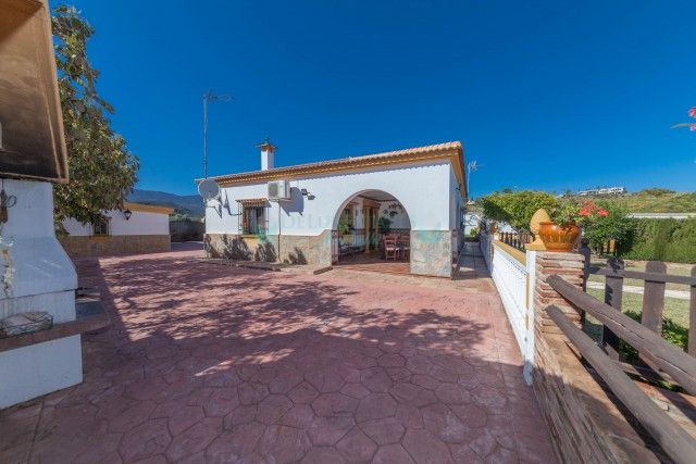 Villa for sale in El Padron, Estepona
