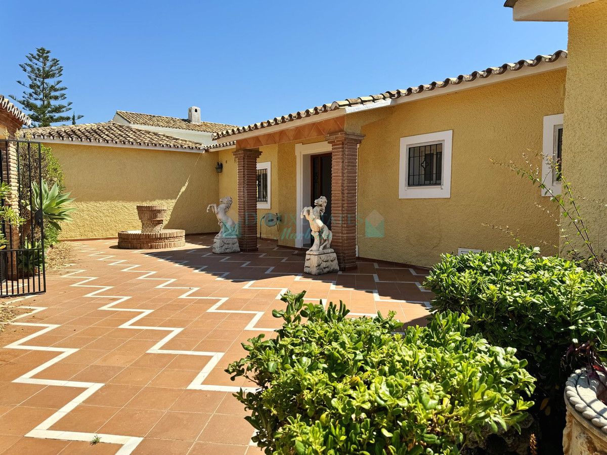 Villa for rent in Atalaya, Estepona