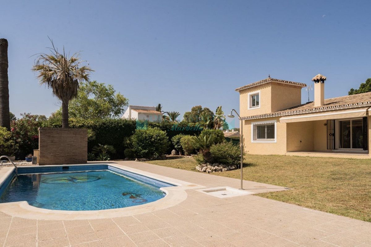 Villa for rent in Atalaya, Estepona