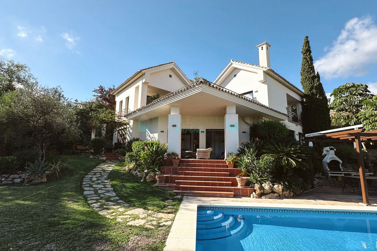 Villa for sale in Los Arqueros, Benahavis