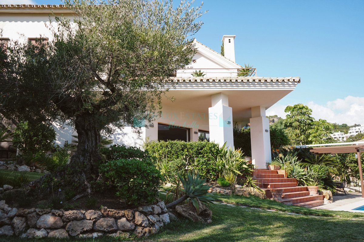 Villa for sale in Los Arqueros, Benahavis