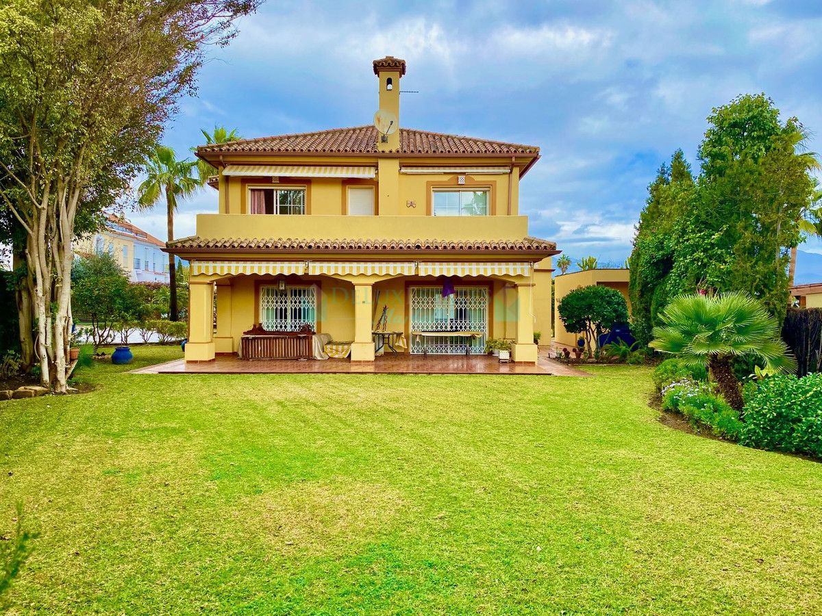 Villa for sale in Atalaya, Estepona