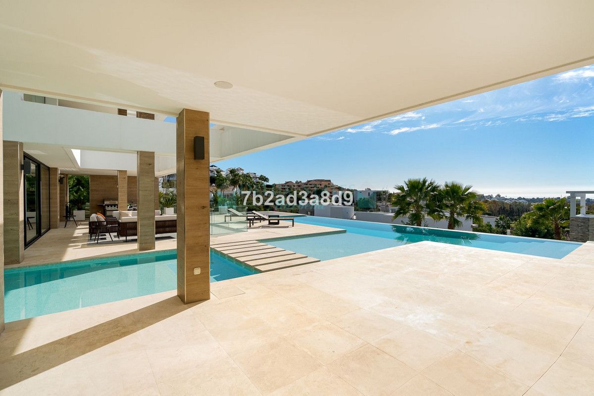 Villa for sale in Benahavis