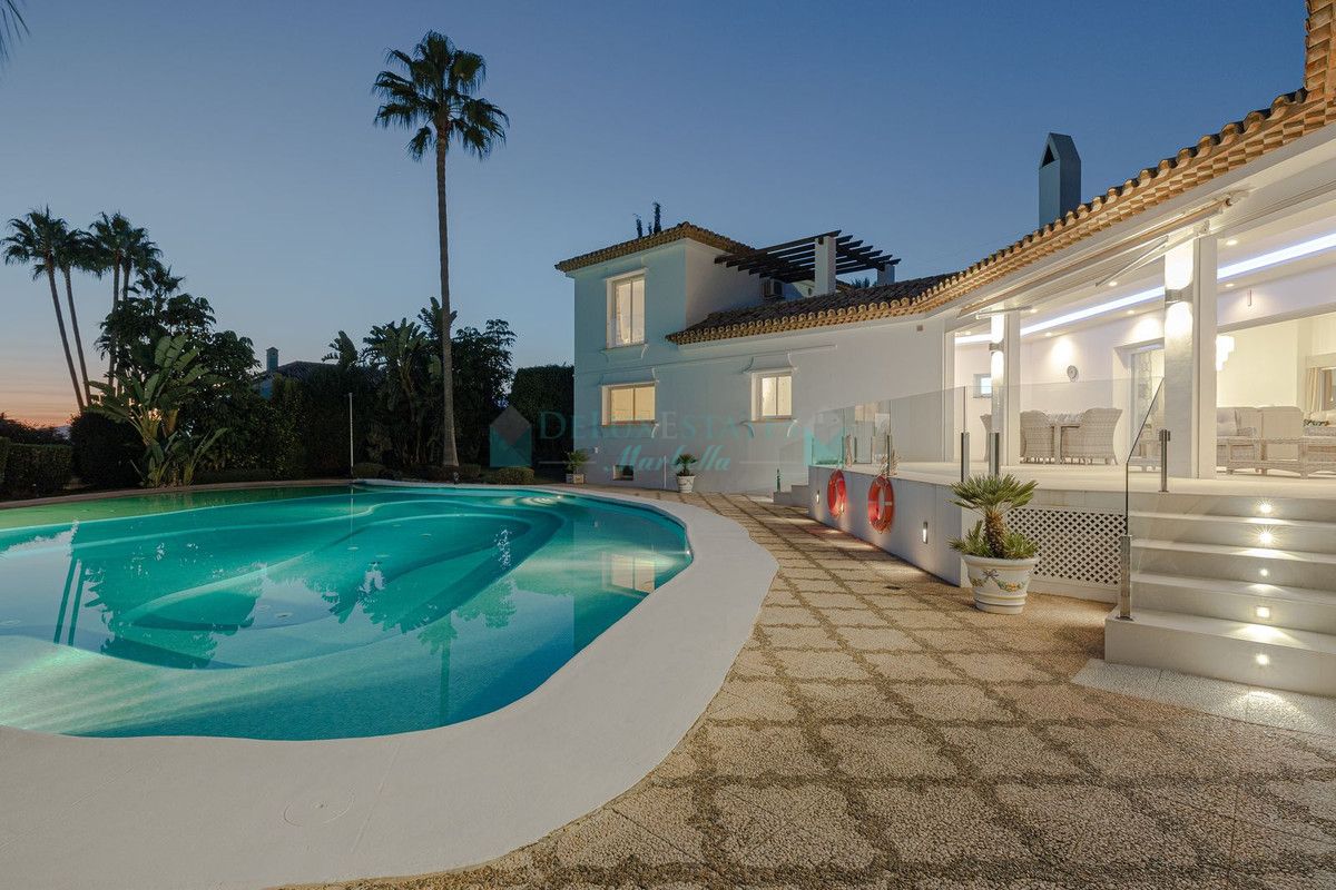 Villa en venta en El Paraiso, Estepona