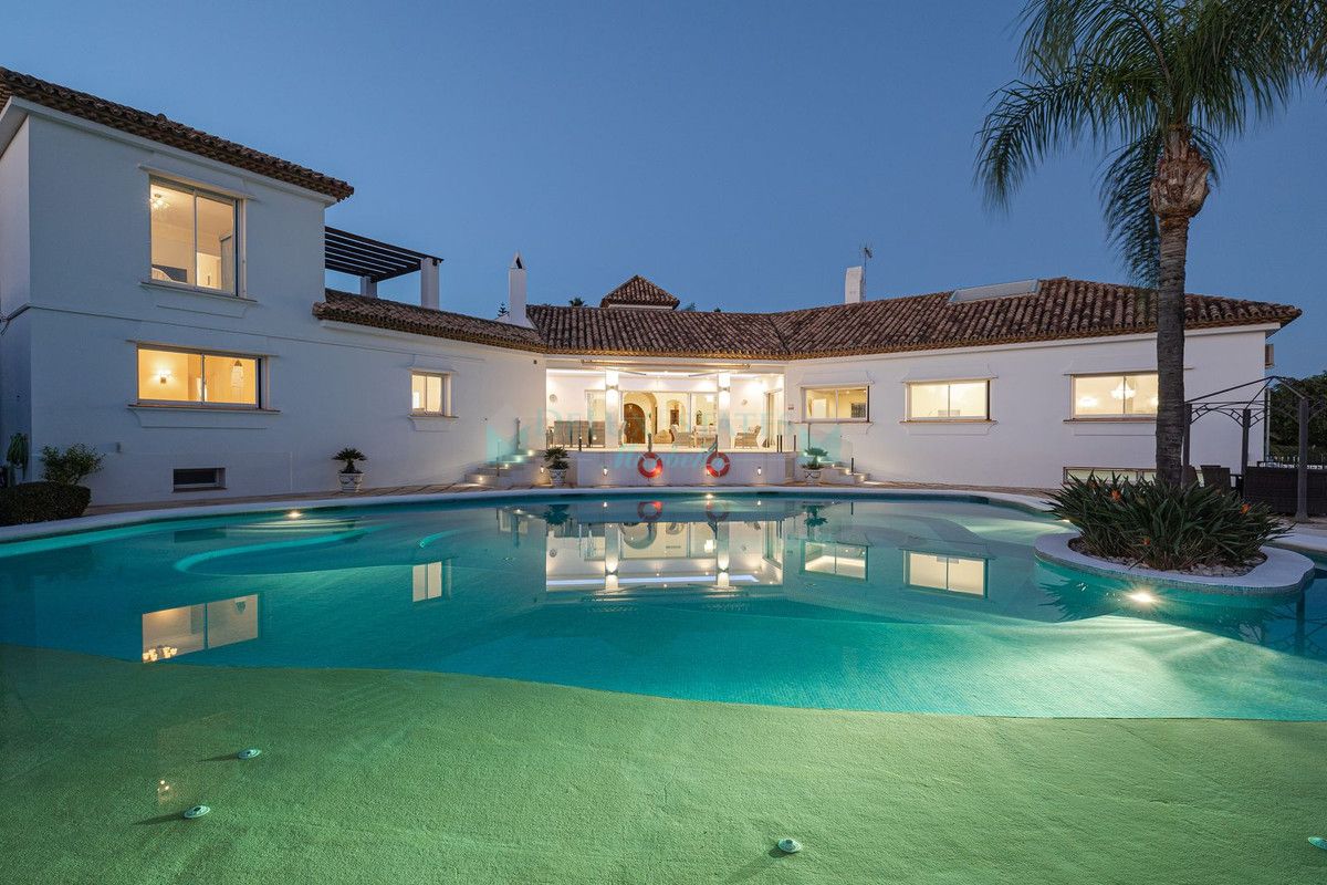 Villa en venta en El Paraiso, Estepona