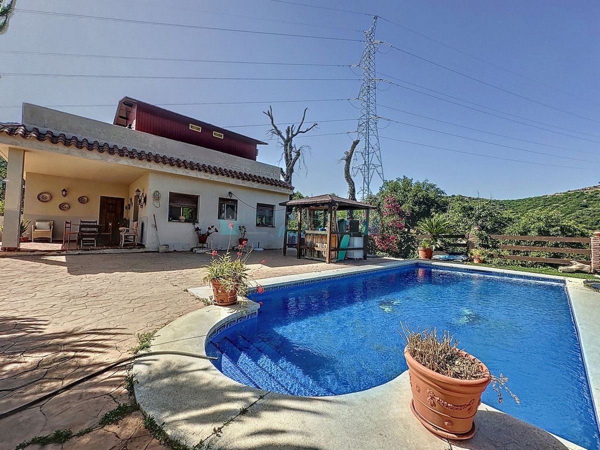 Villa for sale in Estepona