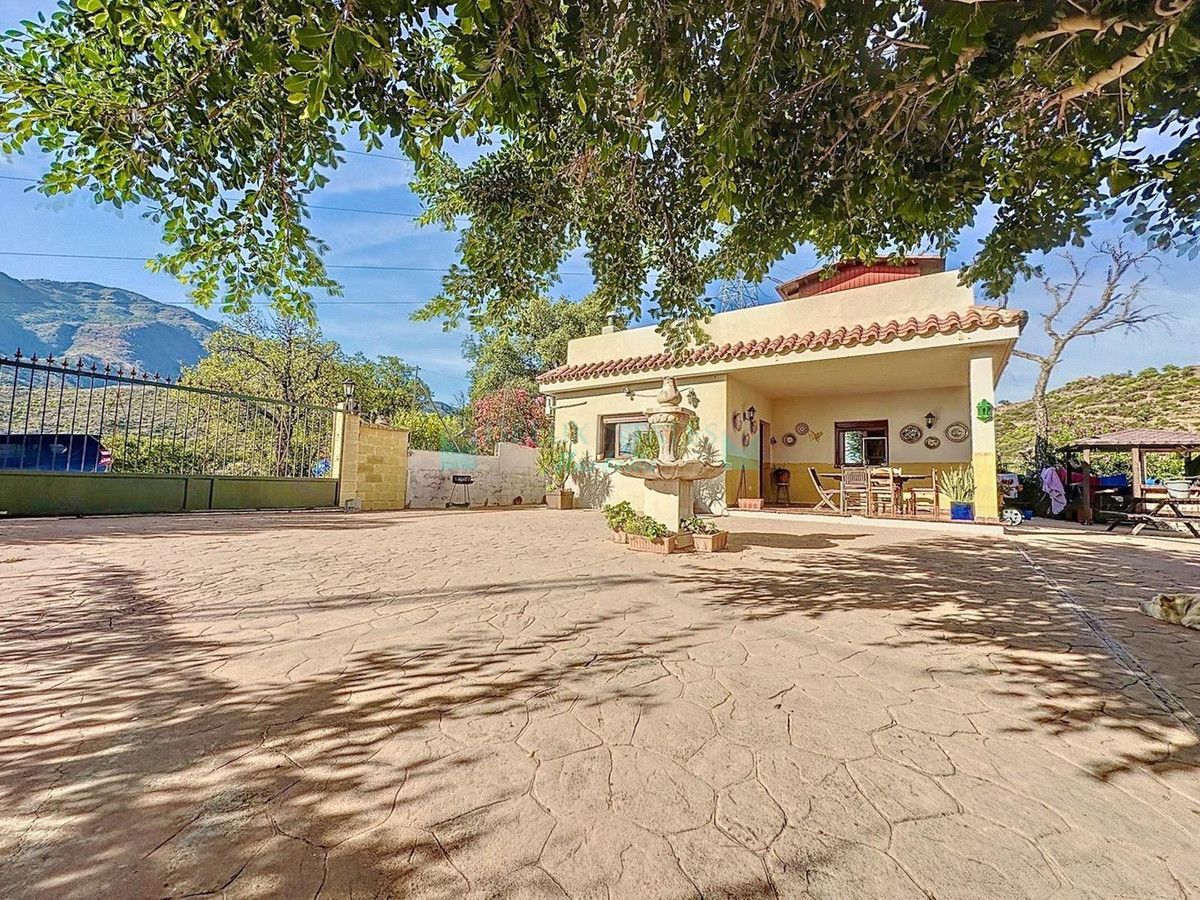 Villa for sale in Estepona