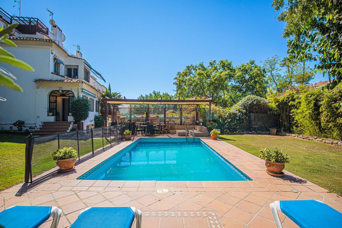 Villa Pareada en venta en Nueva Andalucia