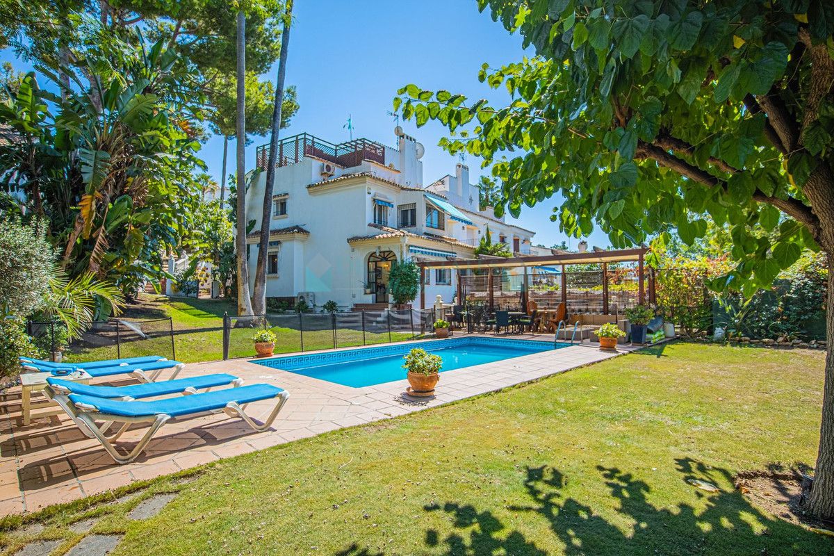 Villa Pareada en venta en Nueva Andalucia