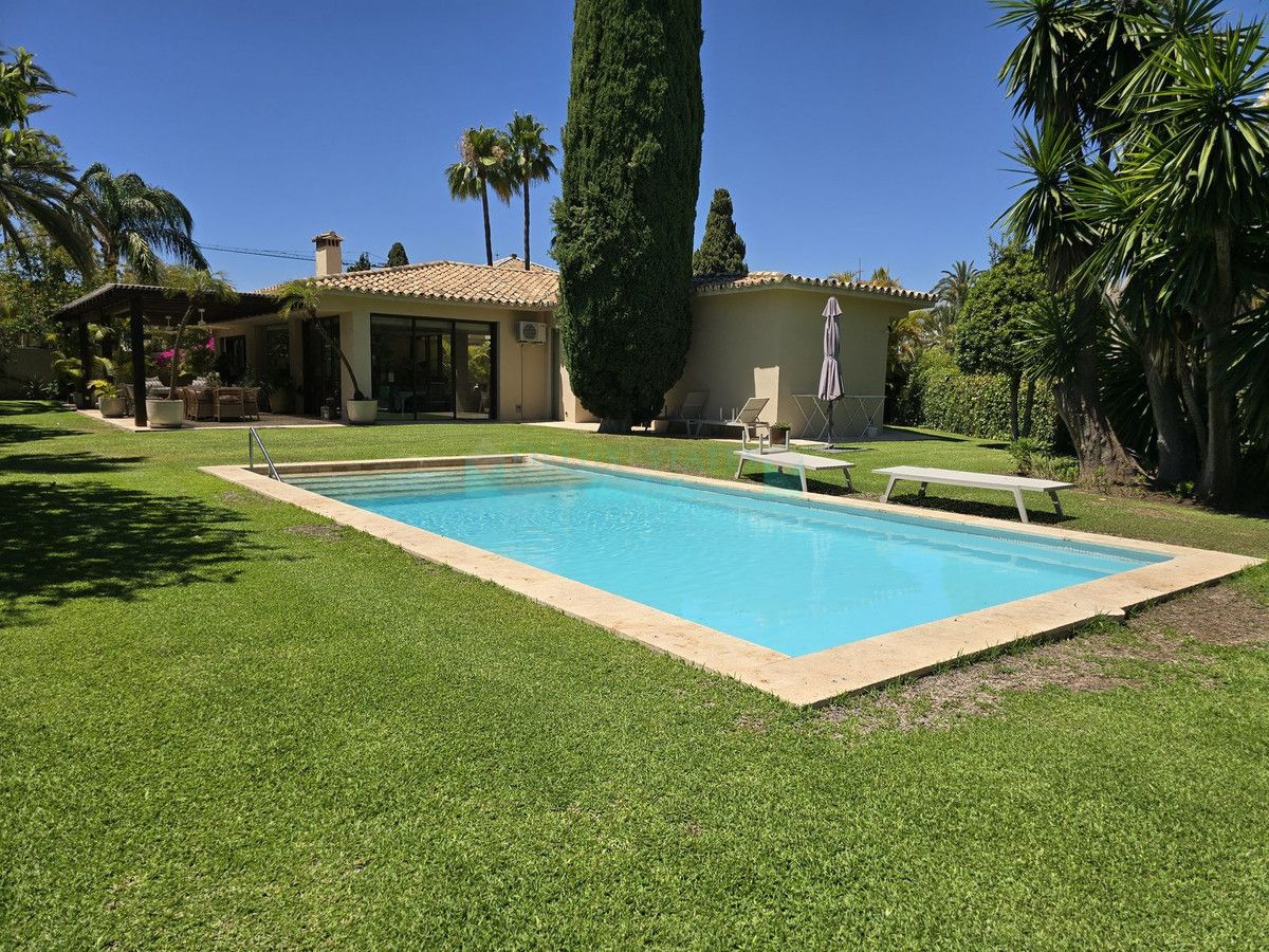 Villa for sale in Nueva Andalucia