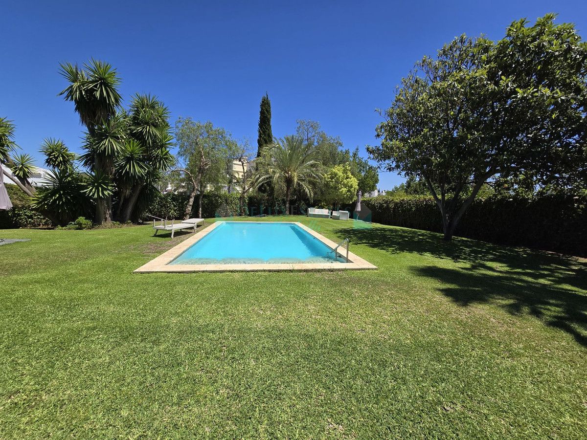 Villa for sale in Nueva Andalucia