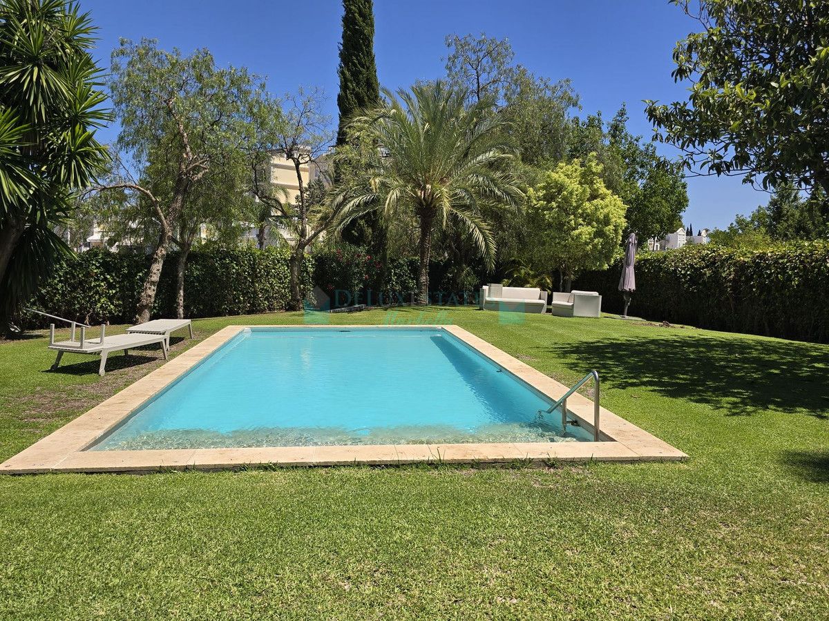 Villa for sale in Nueva Andalucia